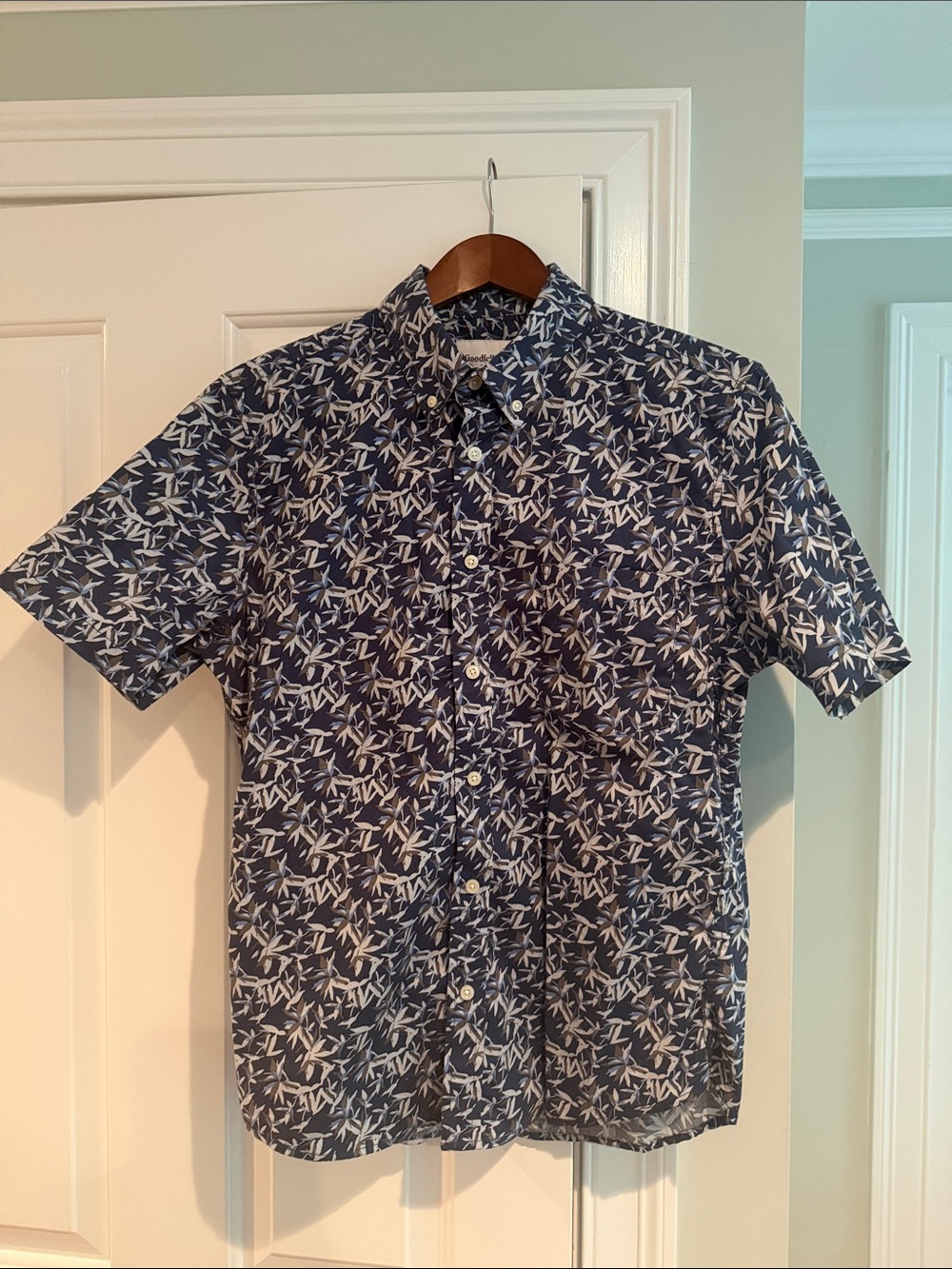Short-Sleeve Navy Button-Down Shirt with White Leaf Print